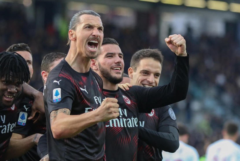 Zlatan Ibrahimovic bersama rekannya merayakan gol ke gawang Cagliari.