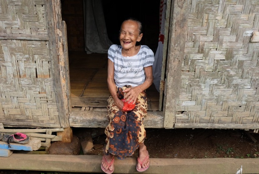 Ibu Amsah (87 tahun), salah satu perempuan yang membutuhkan akses lampu tenaga surya di Banten.