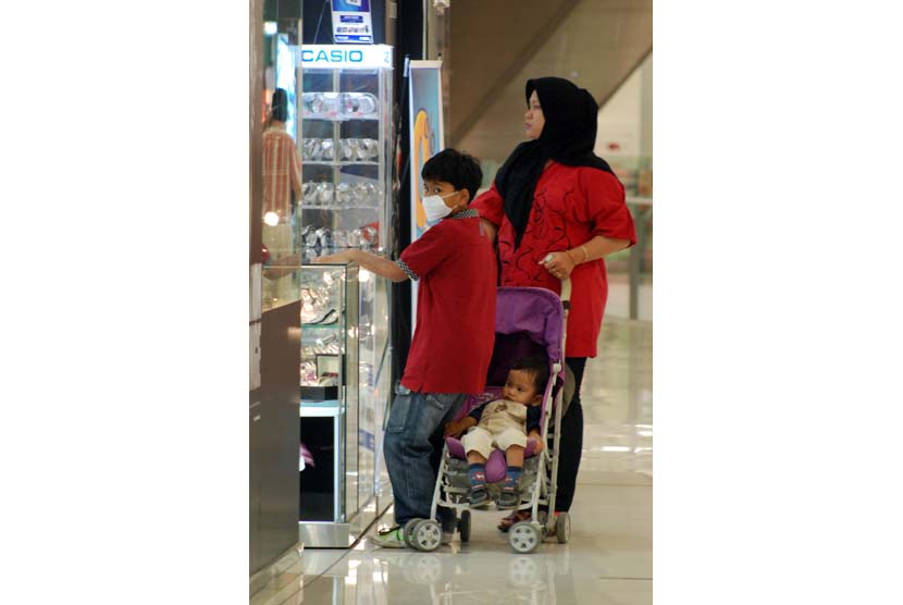Ibu dan anak pergi ke mall dan berbelanja (ilustrasi).