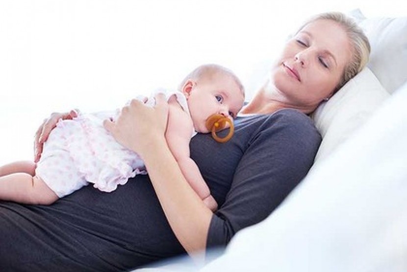 Ibu dan bayi tidur bersama/ilustrasi