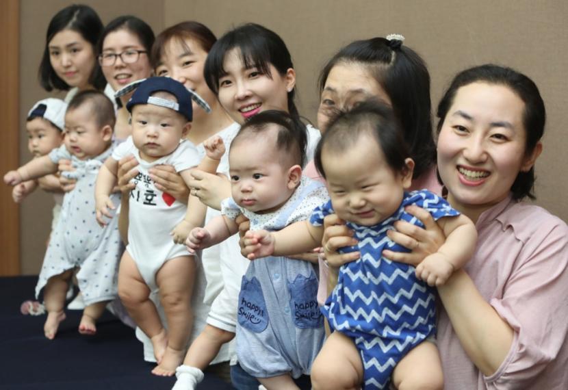 Ibu dan bayinya di Korea Selatan (ilustrasi). Jumlah day care di Korea Selatan merosot, sementara panti wreda tumbuh subur. Angka kelahiran di Korsel mengalami penurunan signifikan.