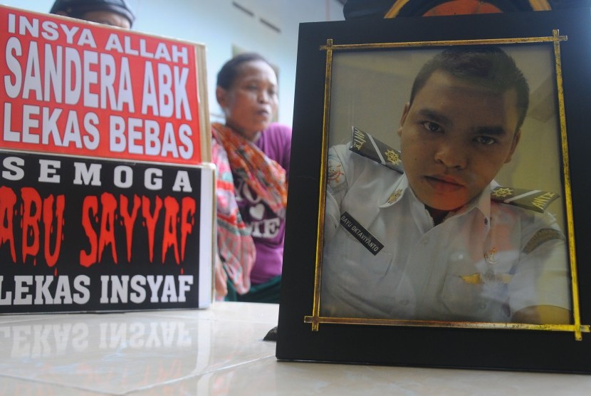 Ibu dari Bayu Oktavianto, Rahayu (47), berbincang dengan para tamu yang melakukan aksi peduli untuk keluarga korban sandera Abu Sayyaf di Miliran, Delanggu, Klaten, Jawa Tengah, Jumat (2