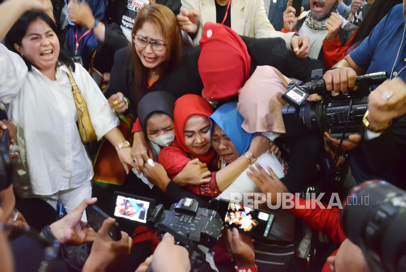 Ibu dari Pegi Setiawan, Kartini dan sejumlah pengunjung menangis terharu usai sidang putusan Praperadilan Pegi Setiawan di Pengadilan Negeri Bandung, Jalan LRE Martadinata, Kota Bandung, Senin (8/7). Dalam sidang tersebut hakim tunggal Eman Sulaeman memutuskan penetapan tersangka terhadap pemohon berdasarkan surat ketetapan atas nama Pegi Setiawan dinyatakan tidak sah dan batal demi hukum.