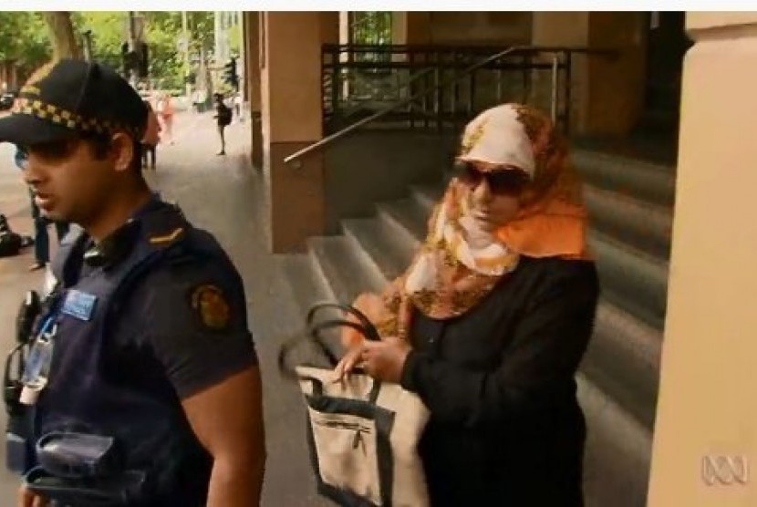 Ibu dari pria yang dituduh mengendarai mobil yang menabrak belasan pejalan kaki di jantung pusat kawasan bisnis Melbourne meninggalkan pengadilan.