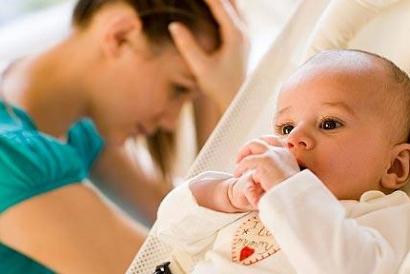 Ibu dengan baby blues. Usai melahirkan, ibu seringkali mengalami baby blues syndrome, terutama pada ibu-ibu yang baru memiliki anak.
