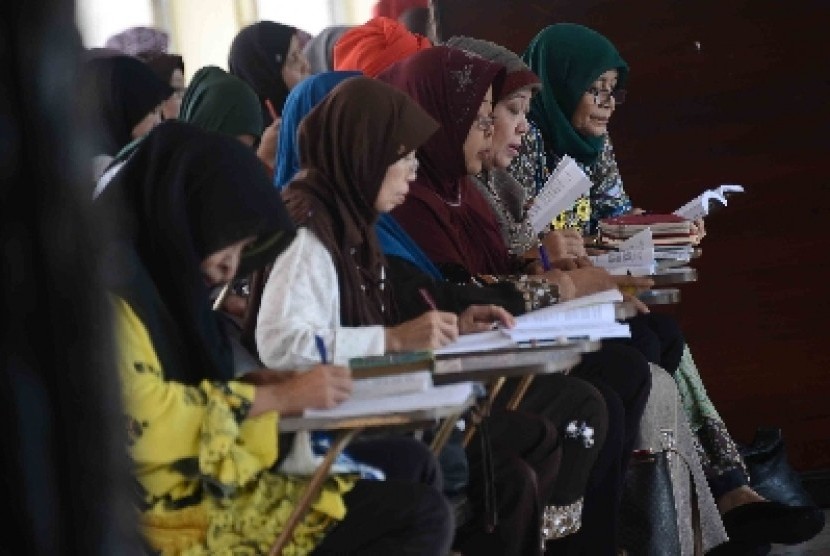 Kemenag Libatkan Ormas Islam Susun PMA Majelis Taklim. Foto ilustrasi ibu-ibu anggota majelis taklim.