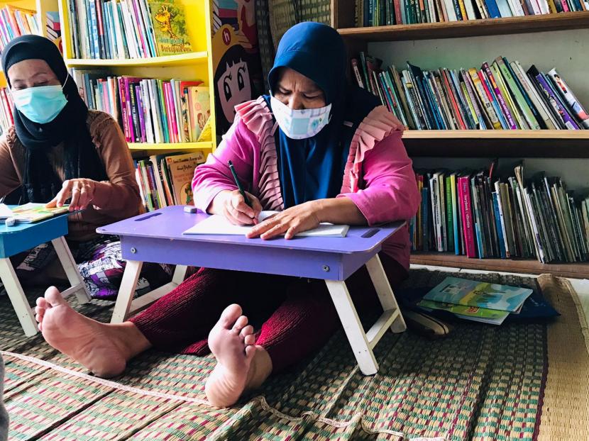 Ibu-ibu berusia senja sedang belajar membaca dalam program Gerakan Berantas Buta Aksara (ilustrasi)