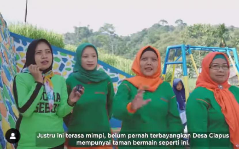 Ibu-Ibu Desa Ciapus, Jawa Barat menyampaikan terima kasih kepada Erick Thohir atas dibangunnya taman di desa mereka.
