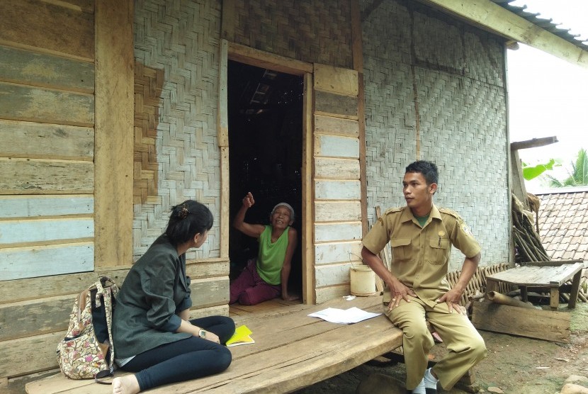 Ibu-ibu di Banten yang memberlukan akses listrik tenaga surya.