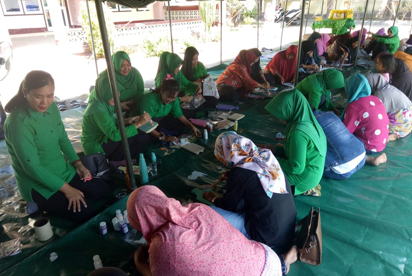 Ibu-ibu korban gempa Lombok mendapat pelatihan decoupage.