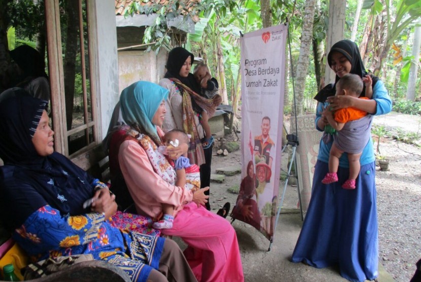 Ibu-ibu membawa balitanya ke posyandu.