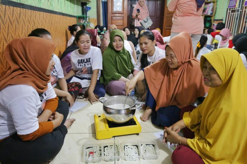 Ibu-ibu mengikuti pelatihan pembuatan es selendang mayang untuk ibu-ibu di Kelurahan Tengah, Kecamatan Kramat jati, Kota Jakarta Timur, DKI Jakarta. 