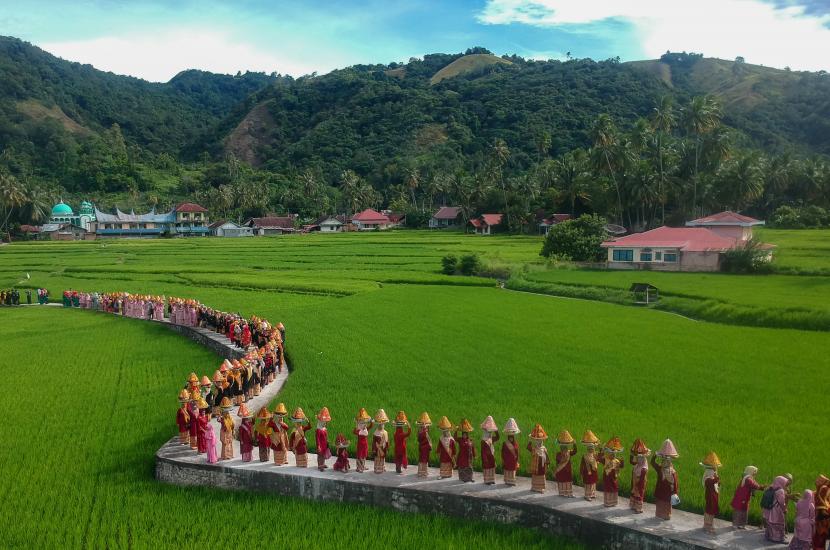 Bupati Solok Epyardi Asda meminta pemerintah pusat untuk mengaktifkan kembali jalur kereta api (KA) yang melintasi Nagari (Desa) Singkarak, Kecamatan X Koto Singkarak, Kabupaten Solok, Sumatera Barat 