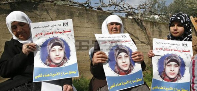  Ibu-ibu Palestina memegang poster Hana Shalabi untuk mendukung perjuangan aktivis yang ditahan Israel itu.