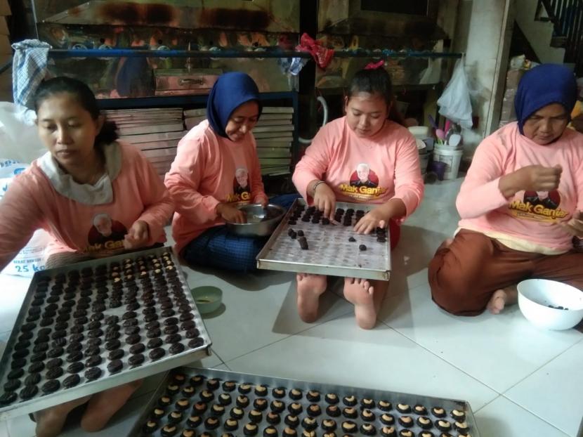Ibu-ibu pelakh UMKM kue kering di Gresik, Jawa Timur. Puasa dan lebaran ini akan menjadi berkah bagi pengusaha kue kering.