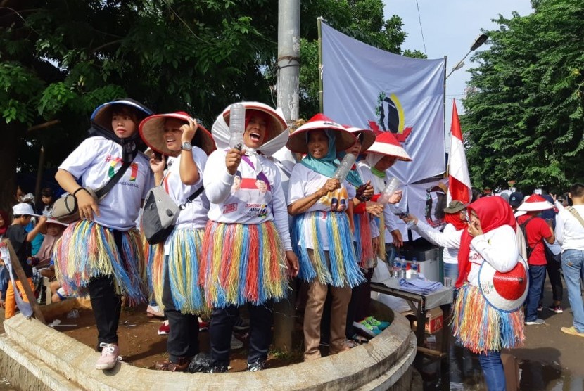 Ibu-ibu simpatisan pasangan Capres dan Cawapres 01 Jokowi-Amin, berkostum unik, saat mengikuti kampanye terbuka di Stadion Singaperbangsa, Karawang, Selasa (9/4). 