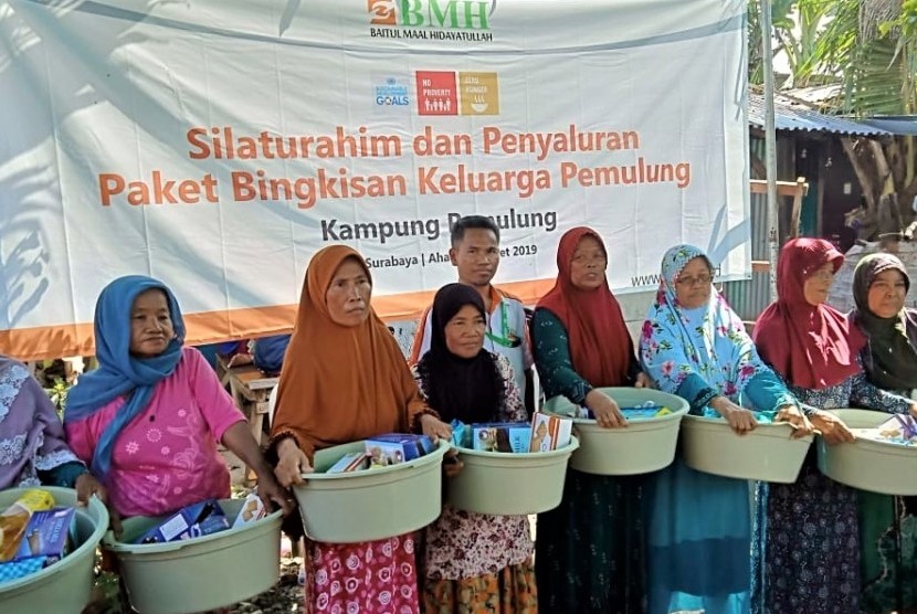 Ibu-ibu warga Kampung Pemulung berfoto bersama usai menerima sembako dalam Program Berbagi BMH.