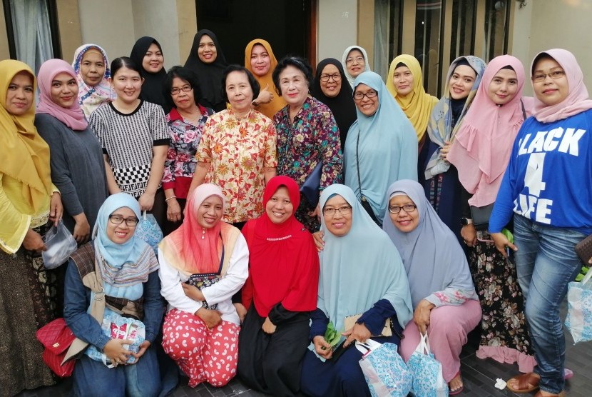 Ibu-ibu warga RT 02 Duta Harapan Bekasi, Jawa Barat, bersilaturahim jelang ramadhan. 