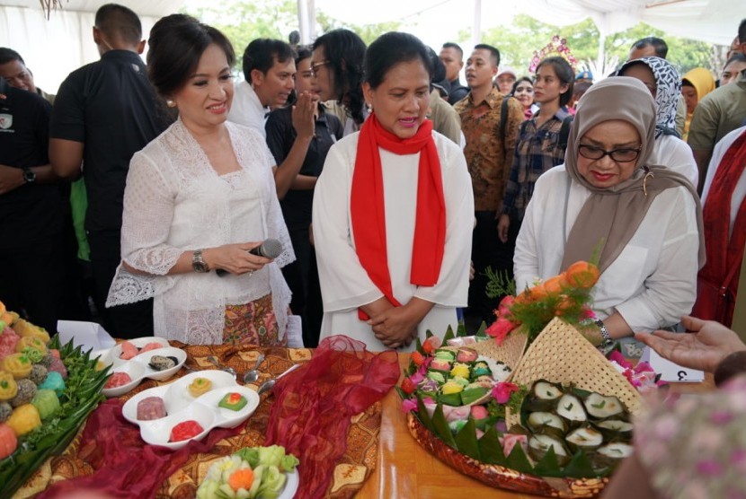 Ibu Iriana Joko Widodo bersama Ibu H Mufidah Kalla dan Ketua Umum Perempuan Jenggala, Vicky W Kartiwa membuka sekaligus mengunjungi Ragam Kuliner Nusantara Perempuan Jenggala yang digelar di Pesona Square Depok, Ahad (7/4).