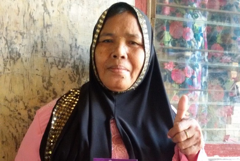 Ibu Juanah salah satu mitra Amartha yang sukses dengan bisnis gorengannya