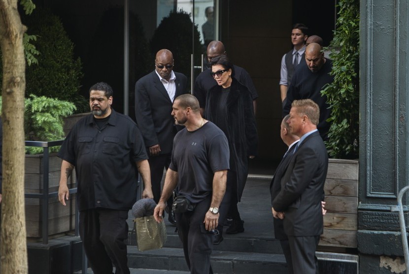 Ibu Kim Kardashian, Kris Jenner, dikawal penjagaan ketat usai meninggalkan apartemen di New York tempat Kim berada usai insiden perampokan di Paris.