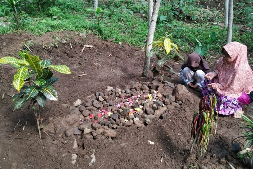 Ibu korban mengenang anaknya yang meninggal dunia setelah menenggak miras oplosan di Desa Cikadongdong, Kabupaten Tasikmalaya, Kamis (26/12). 