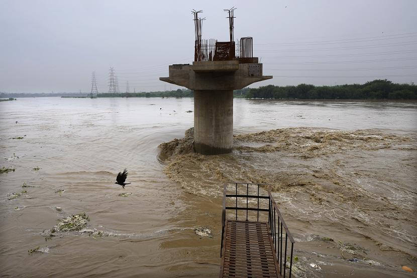 Ibu kota India New Delhi mulai mengevakuasi ratusan penduduk karena risiko banjir pada Rabu (12/7/2023). 