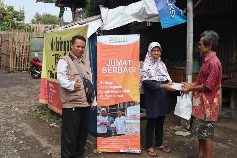 Ibu Mursinah, salah satu penerima manfaat bantuan ekonomi dari BMH  DI Yogyakarta.