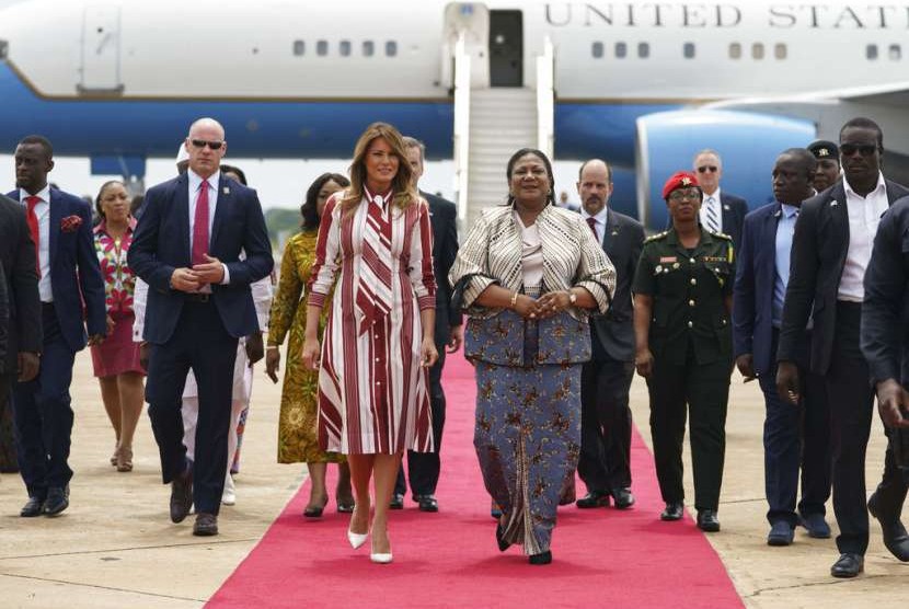 Ibu negara Amerika Serikat (AS) Melania Trump berjalan didampingi Ibu negara Ghana Rebecca Akufo-Addo dalam kunjungannya ke Ghana, Selasa (2/10).