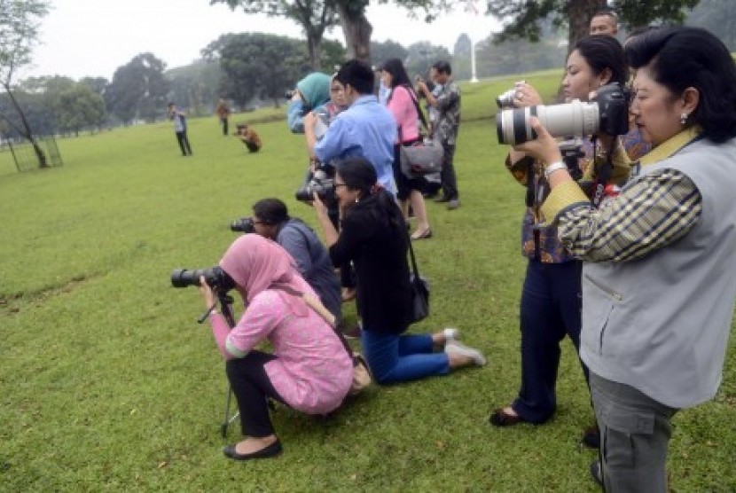 Ibu negara Ani Yudhoyono bersama dengan sejumlah pengikut (followers) Instagram yang tergabung dalam Komunitas Instura Fotografi memotret di sekitar Istana Bogor, Jabar, Jumat (5/7). 