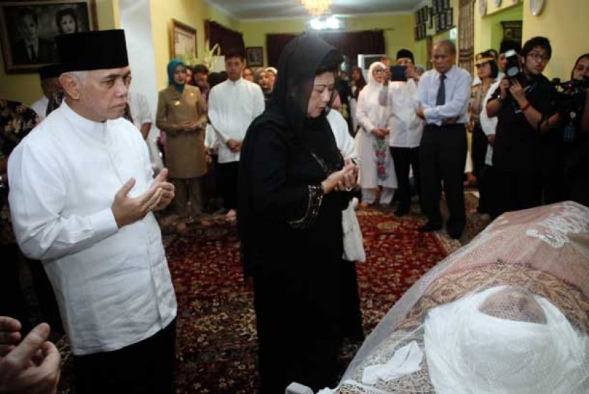  Ibu Negara Ani Yudhoyono (kanan), didampingi Menko Perekonomian Hatta Radjasa berdoa di depan jenazah saat melayat di rumah duka di Bintaro Sektor 7, Tangerang Selatan, Rabu (20/2). 