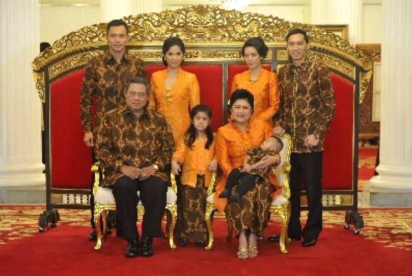 Ibu negara Ani Yudhoyono mengajak publik mencintai batik lewat memberi contoh penggunaan batik dalam berbagai kesempatan, termasuk bersama seluruh keluarganya.