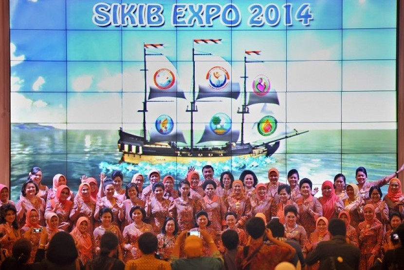 Ibu Negara Ani Yudhoyono (tengah) didampingi Ibu Herawati Boediono dan anggota Solidaritas Istri Kabinet Indonesia Bersatu II membuka secara resmi SIKIB Expo 2014 di Jakarta, Selasa (21/1).