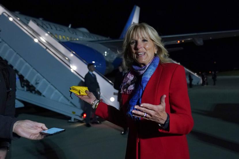 Ibu Negara AS Jill Biden berbicara kepada wartawan sebelum naik pesawat di Pangkalan Angkatan Udara Andrews, Md., Kamis, 5 Mei 2022, saat ia menuju ke Rumania dan Slovakia.