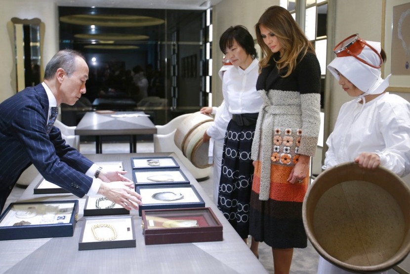 Ibu Negara AS Melania Trump (kiri) ditemani istri PM Jepang Akie Abe saat melihat mutiara di toko Mikimoto Ginza, Tokyo, Jepang.