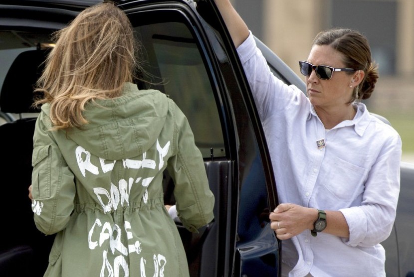 Ibu Negara AS Melania Trump mengenakan jaket Zara dengan tulisan 
