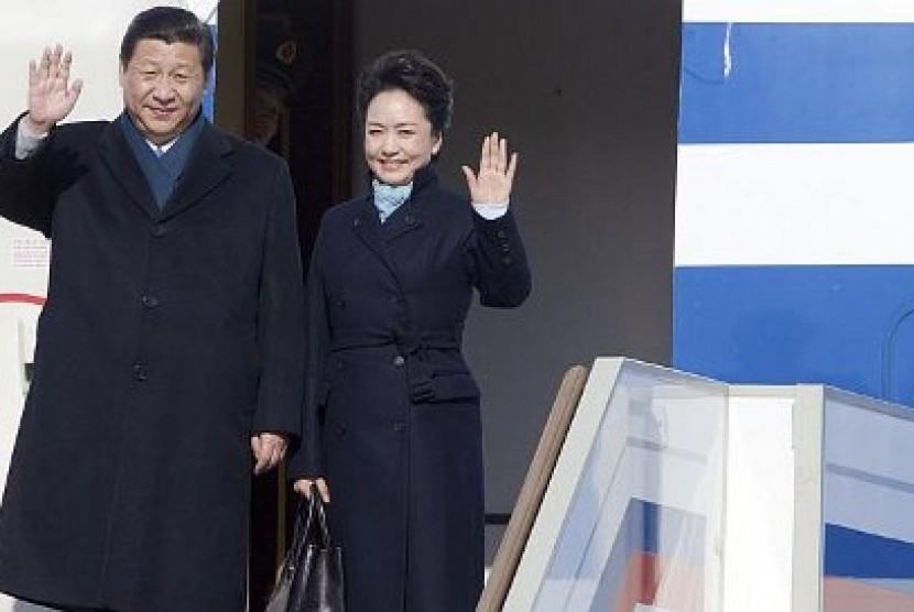 Ibu Negara Cina, Lady Peng Liyuan (kanan) melambai bersama suaminya Presiden Xi Jinping setelah tiba di Banara Vnukovo II, luar Moskow pada 22 Maret, 2013