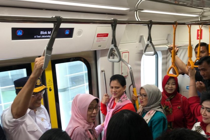 Ibu Negara Iriana bersama Menteri Perhubungan Budi Karya Sumadi melakukan kunjungan uji coba MRT dari Bunderan HI menuju Lebak Bulus, Senin (18/3).