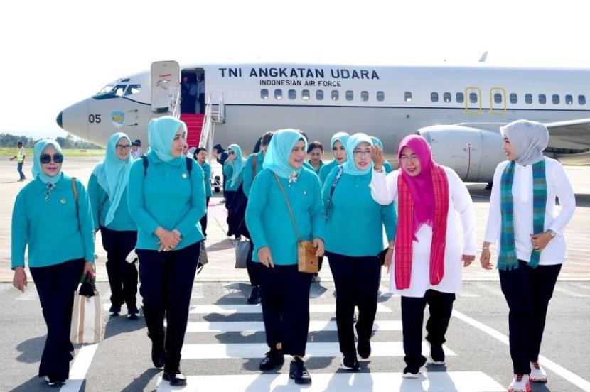 Ibu Negara Iriana Joko Widodo bersama dengan anggota Organisasi Aksi Solidaritas Kabinet Indonesia Maju (OASE KIM) saat tiba di Nusa Tenggara Barat, Kamis (30/5/2024).