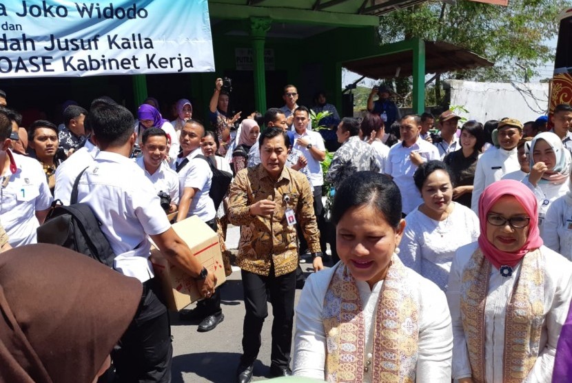 Ibu Negara Iriana Joko Widodo bersama Mufidah Jusuf Kalla saat mengunjungi Pos PAUD Putra Pertiwi di Rejosari RT 02/RW 13 Gilingan, Kecamatan Banjarsari, Solo, Kamis (5/9).