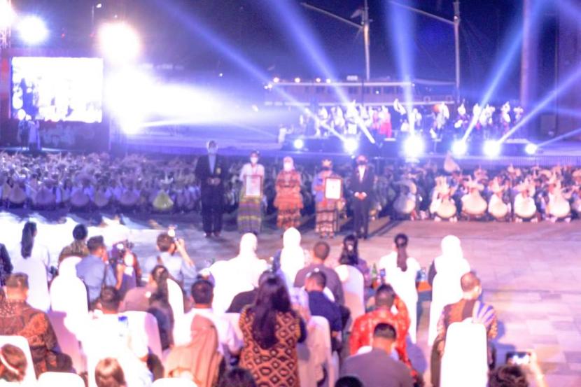 Ibu Negara Iriana Joko Widodo hadir dalam Konser Suara 1000 Sasando yang bertajuk Magical Sound of Sasando for The World di Waterfront City Labuan Bajo, Rabu (28/9/2022).