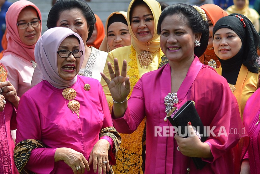 (Ilustrasi) Ibu Negara Iriana Joko Widodo (kanan) bersama Ibu Wakil Presiden Mufidah Jusuf Kalla menghadiri peringatan Hari Kartini di Istana Bogor, Jawa Barat, Sabtu (21/4).