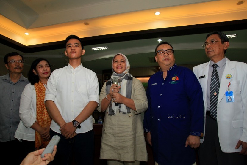 Ibu Negara, Iriana Joko Widodo (ketiga kanan) didampingi Putra sulung Presiden Joko Widodo, Gibran Rakabuming Raka (ketiga kiri) serta tim dokter Rumah Sakit PKU Muhammadiyah Solo memberikan keterangan pers mengenai kelahiran cucu pertama keluarga Presiden