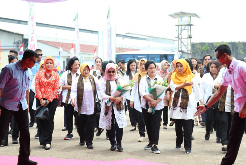 Ibu Negara Iriana Joko Widodo menghadiri kegiatan tes IVA gratis untuk ribuan pekerja perempuan yang digelar Kemenaker bekerja sama  dengan OASE di Rancaekek Bandung.