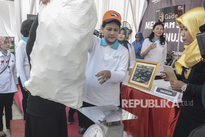 Ibu Negara Iriana Joko Widodo (tengah) meninjau Bank Sampah Cenderawasih pada acara gerakan Indonesia Bersih bersama Organisasi Aksi Solidaritas Era Kabinet Kerja (OASE KK) di Babelan, Kabupaten Bekasi, Jawa Barat, Senin (16/9/2019). 