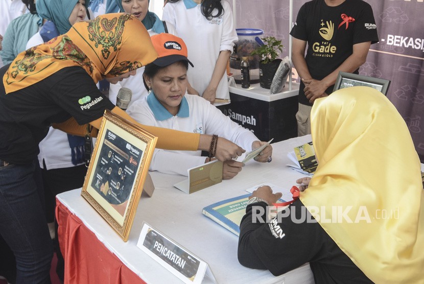 Ibu Negara Iriana Joko Widodo (tengah) meninjau Bank Sampah Cenderawasih pada acara gerakan Indonesia Bersih bersama Organisasi Aksi Solidaritas Era Kabinet Kerja (OASE KK) di Babelan, Kabupaten Bekasi, Jawa Barat, Senin (16/9/2019). 