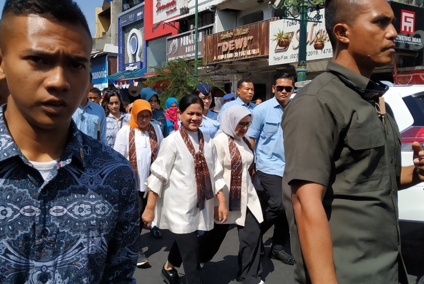  Ibu Negara Iriana Jokowi dan Istri Wakil Presiden Jusuf  Kalla, Mufidah Jusuf Kalla mengunjungi kawasan Malioboro yakni Pasar  Beringharjo, Jumat (6/9). 