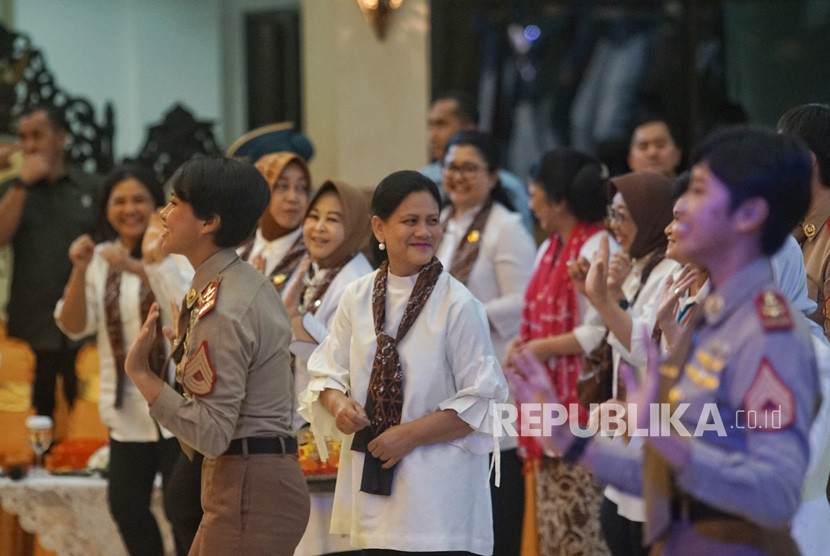 Ibu Negara Iriana Jokowi (ketiga kanan) 