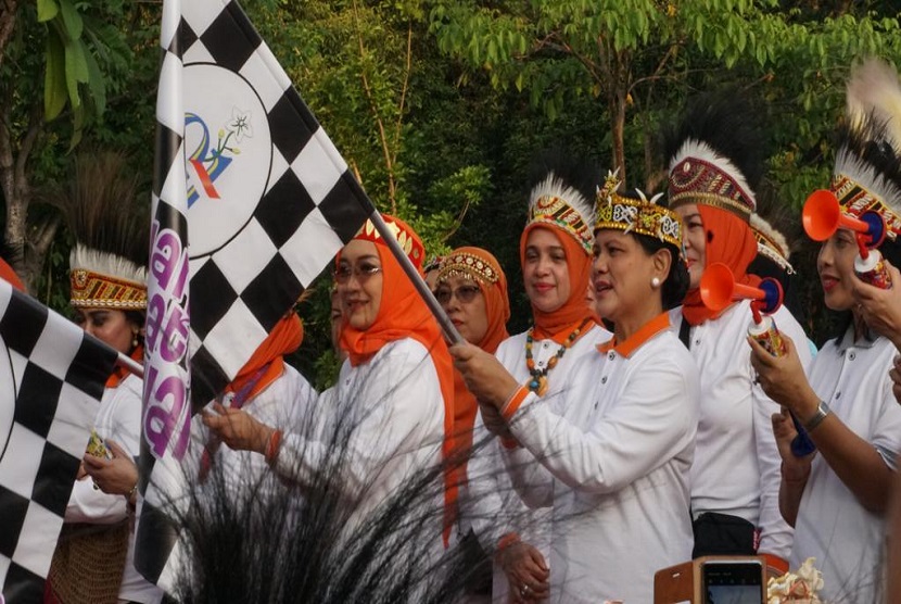  Ibu Negara Iriana melepas peserta Jalan Santai di Kawasan Gelora Bung Karno