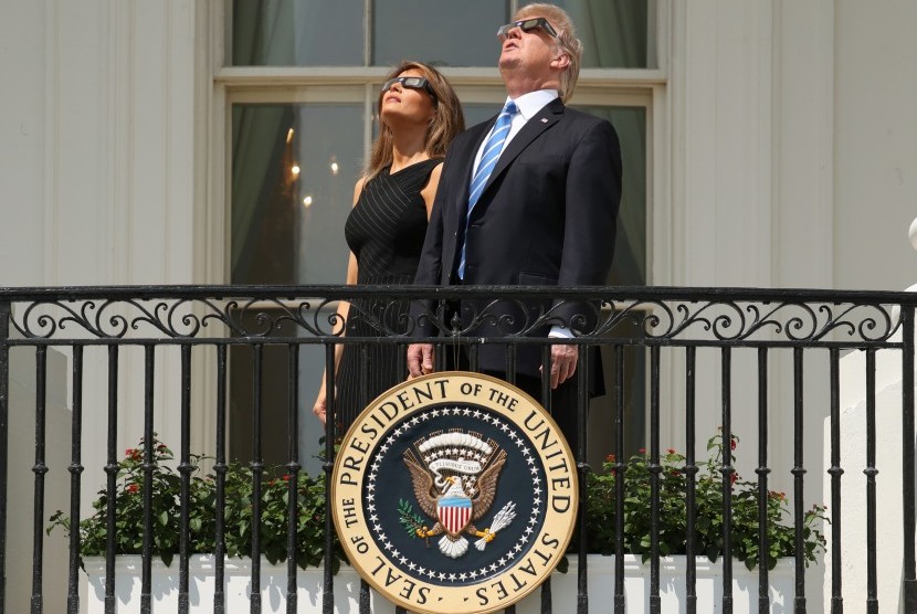 Ibu Negara Melania Trump dan Presiden Donald Trump menyaksikan gerhana matahari di Gedung Putih, (21/8).